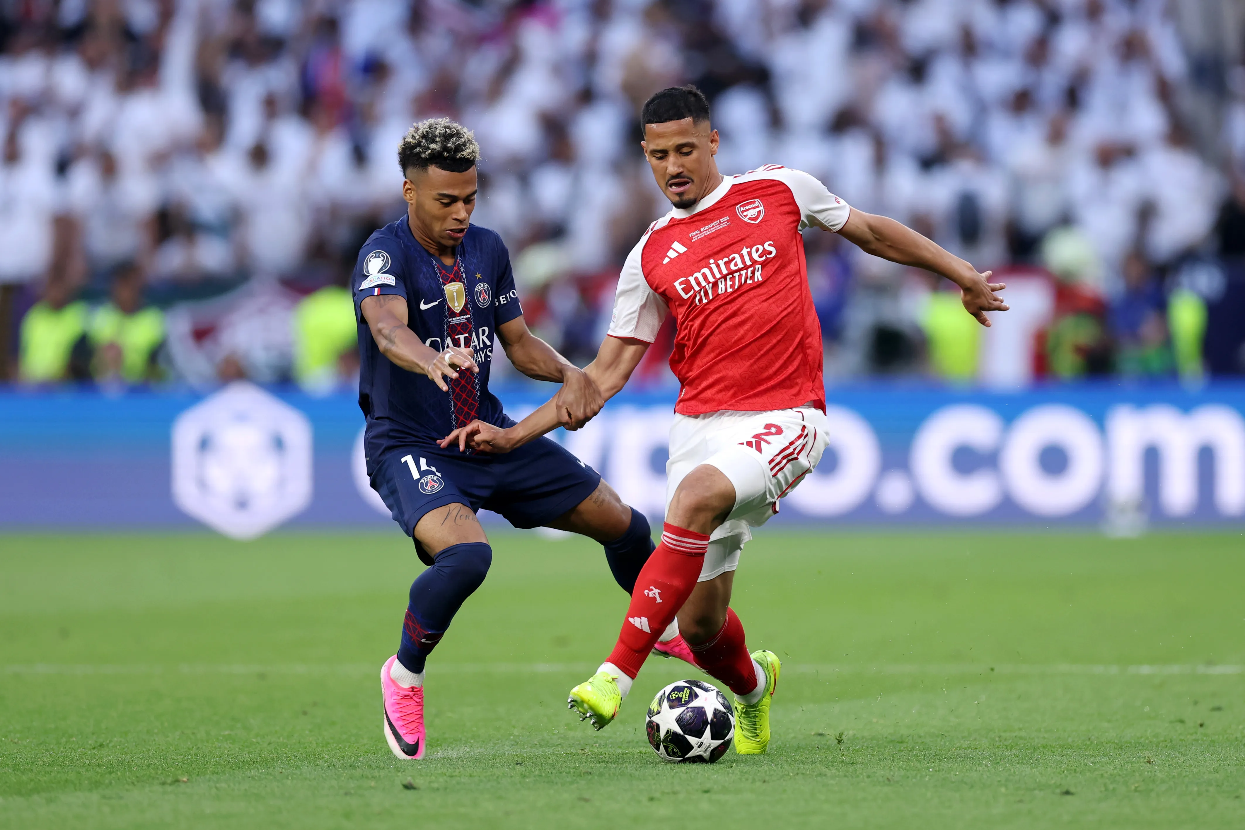 William Saliba en la disputa de la pelota con su compañero de la Selección de Francia, Désiré Doué, en la Final de la Champions League. Getty Images.