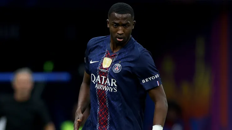 La UEFA le dio un insólito golpe a William Pacho