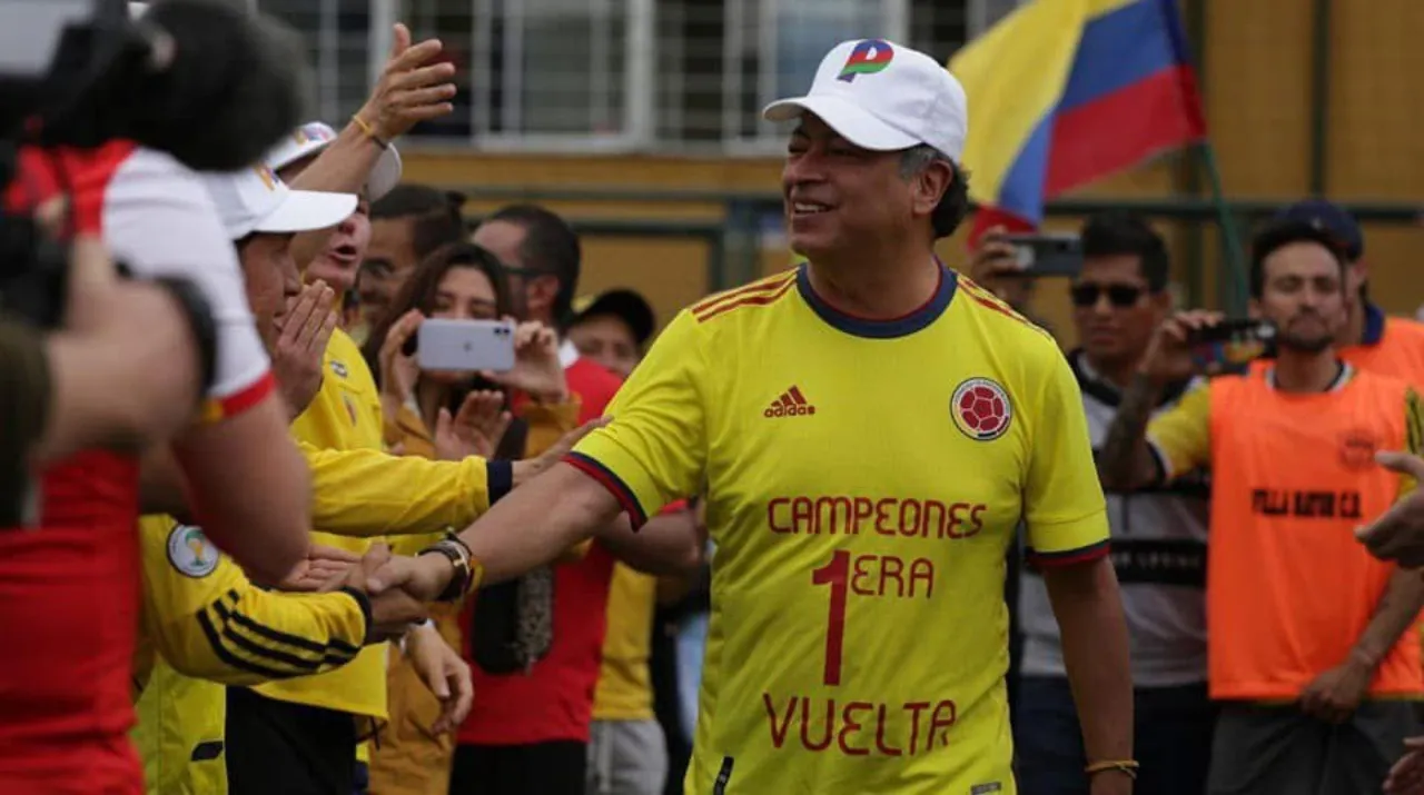 Gustavo Petro con la camiseta de Colombia. (Foto: X / @VickyDavilaH)