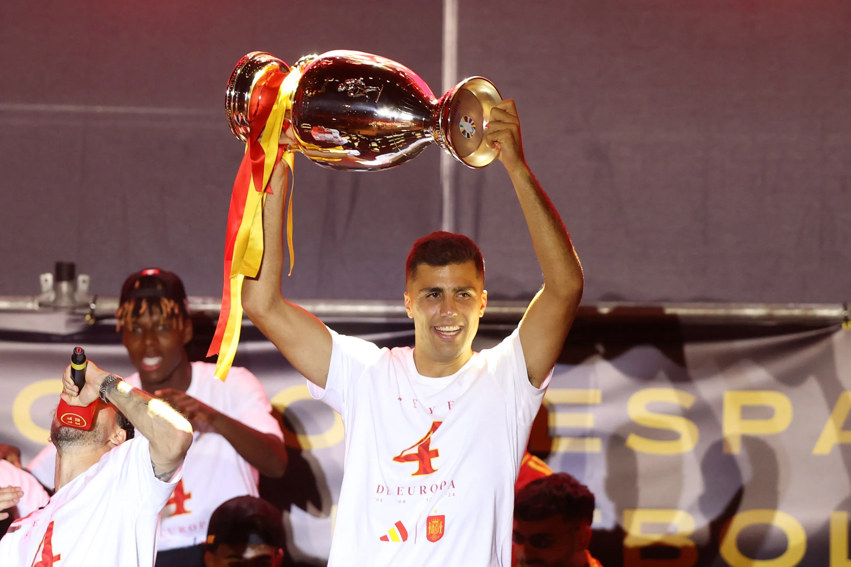 Rodri Hernández con el trofeo de la Euro 2024. Getty Images.