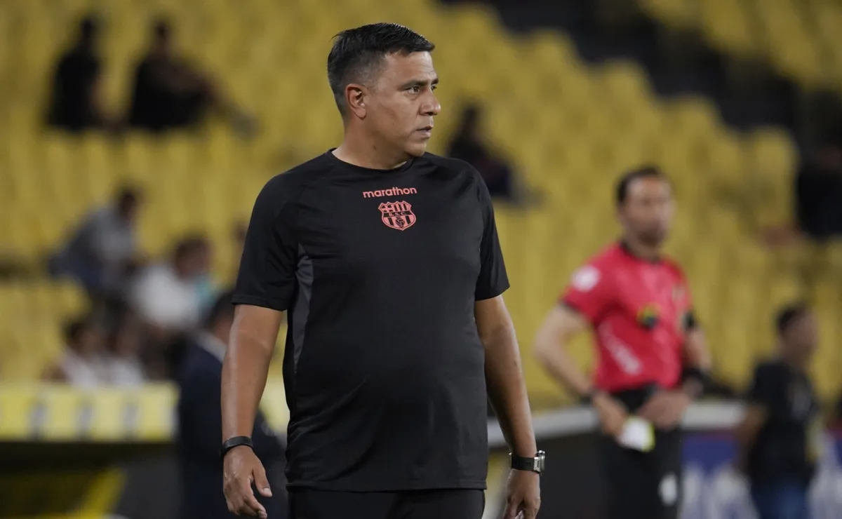 زلزال في برشلونة الإكوادوري: سيزار فارياس يقترب من الرحيل وثنائي مألوف على رادار البدلاء