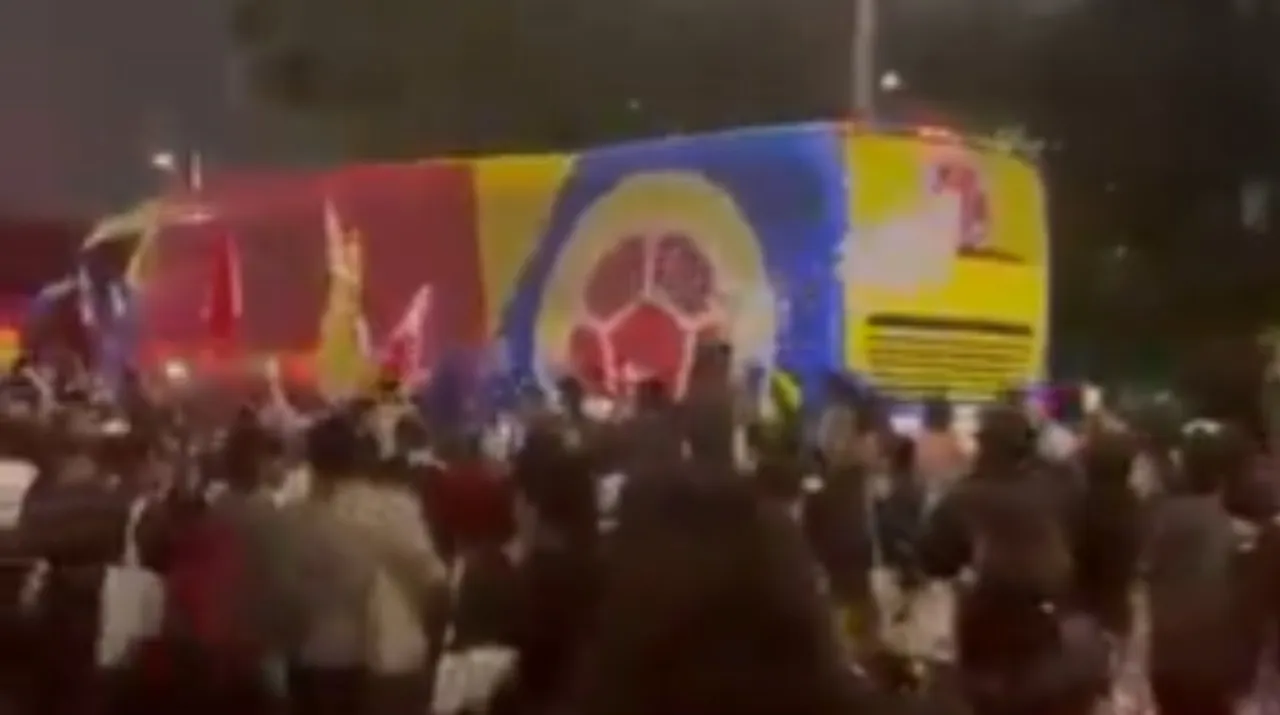 El bus de la Selección Colombia con seguidores de Cepeda. (Foto: X / @henao_velezSA)