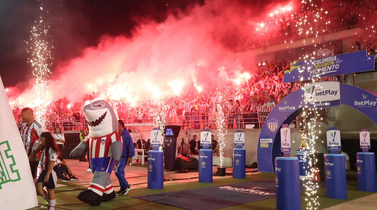 La pirotecnia de los hinchas del Junior. (Foto: Vizzor Image)