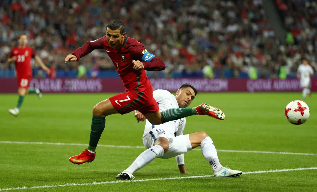 Gonzalo Jara marcando a Cristiano Ronaldo durante la Copa Confederaciones 2017 en Rusia (Getty Images)