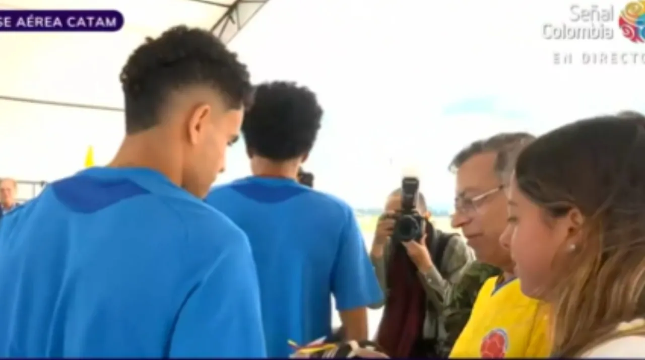 Así fue el saludo entre Luis Díaz y Gustavo Petro. (Foto: X / @RTVCnoticias)