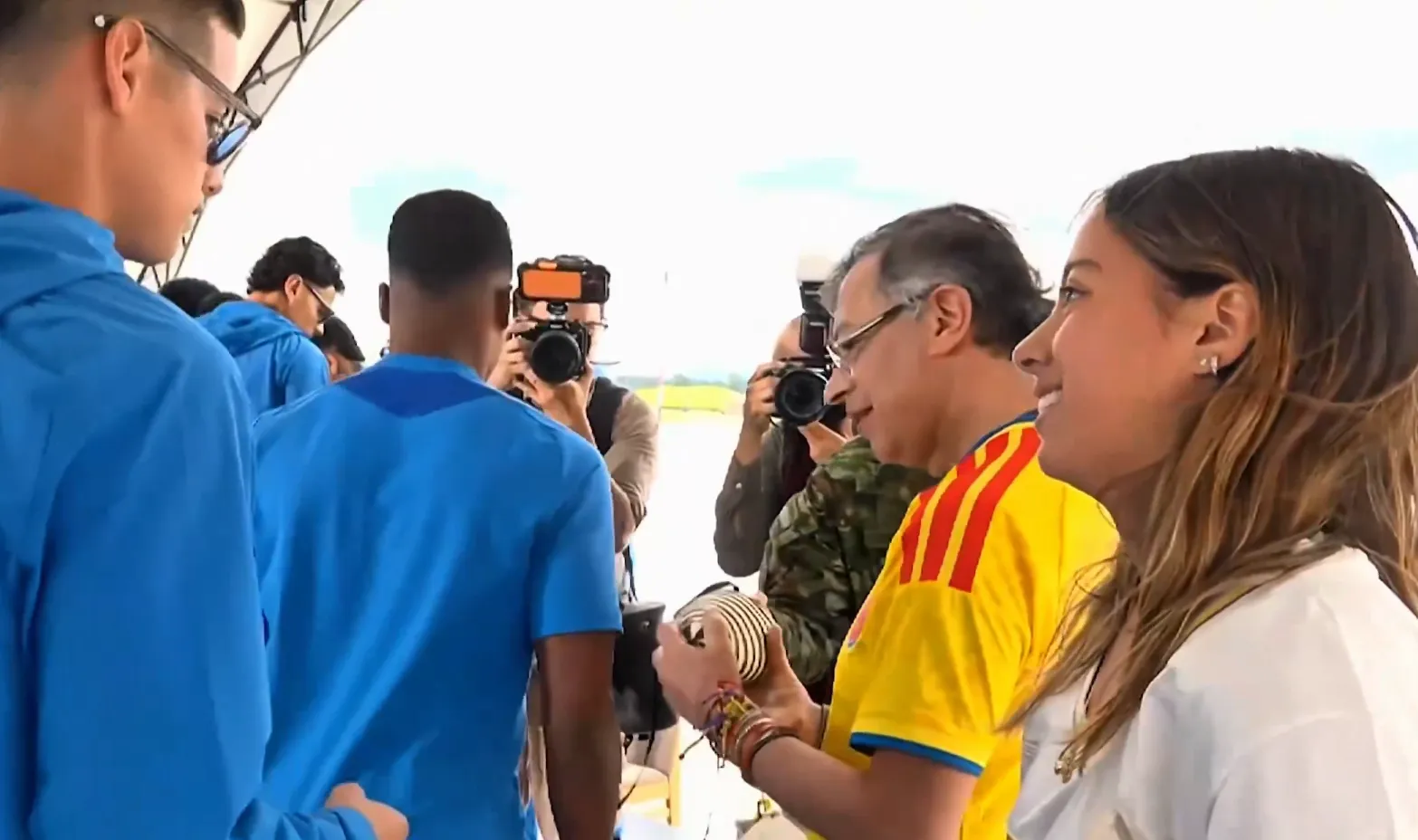 El momento de la polémica entre James Rodríguez y la hija de Gustavo Petro (Captura).
