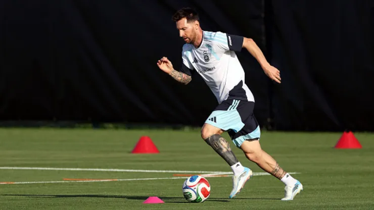 Lionel Messi entrenando con Argentina.