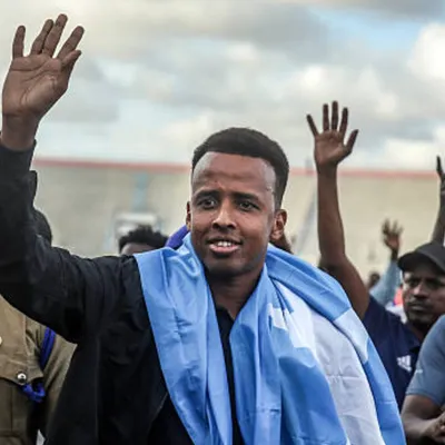 El árbitro Omar Artan, recibido como héroe en Somalia