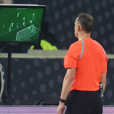 ¿Puede intervenir el VAR para revisar una segunda tarjeta amarilla en el Mundial 2026?