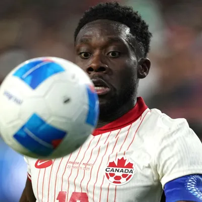 ¿Por qué no juega Alphonso Davies en Canadá vs Bosnia en el Mundial 2026?
