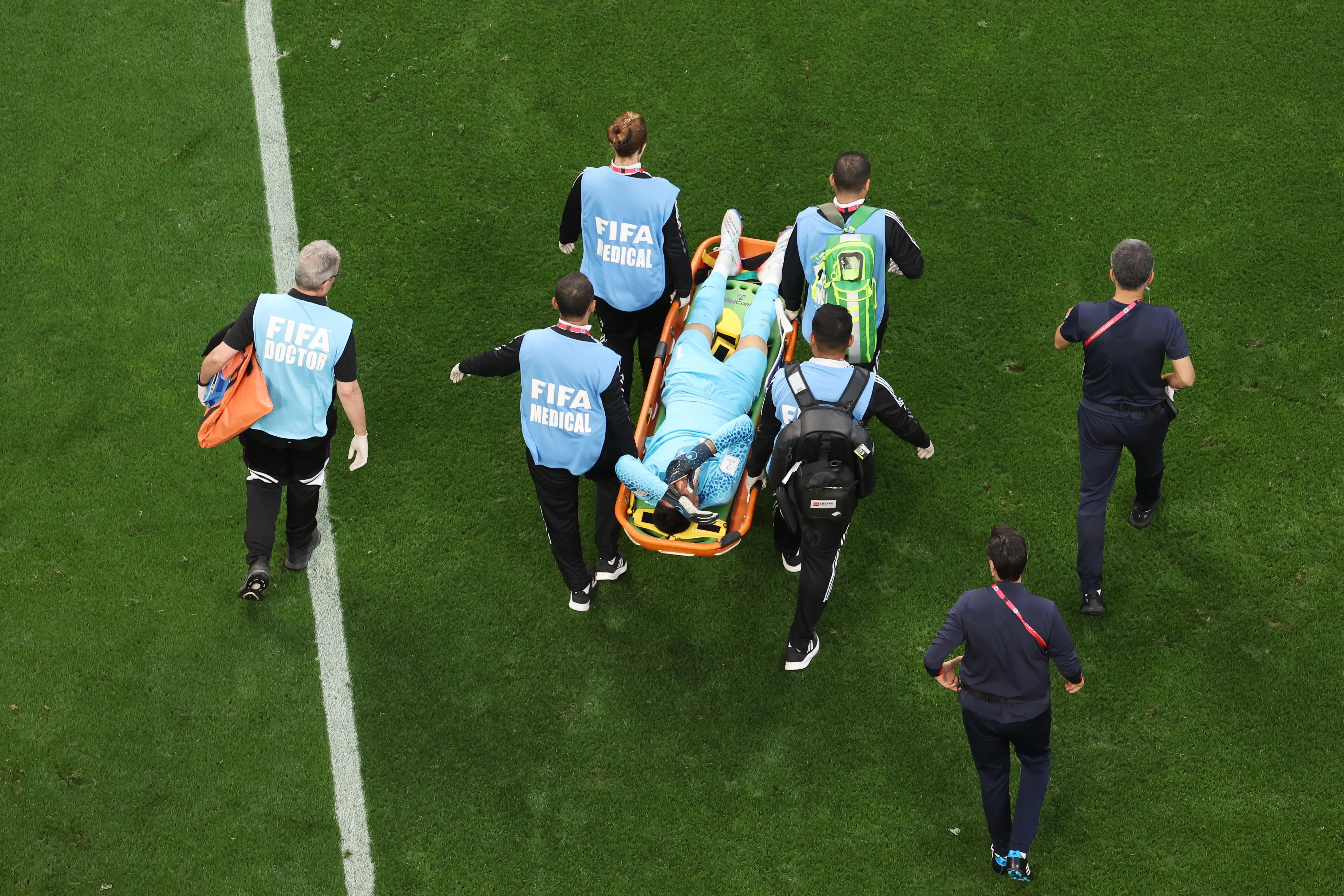 Alireza Beiranvand fue atendido por conmoción cerebral en el Irán vs. Inglaterra en Qatar 2022.