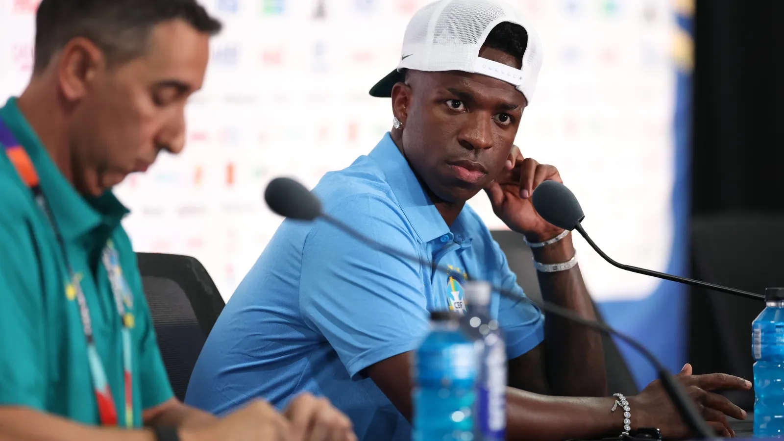 Vinicius durante una de las ruedas de prensa donde no se pudo preguntar en español: GETTY