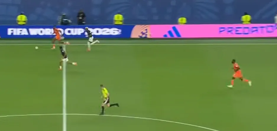 Nilson Angulo no pudo seguir a su rival en el gol. (Foto: Captura de pantalla)