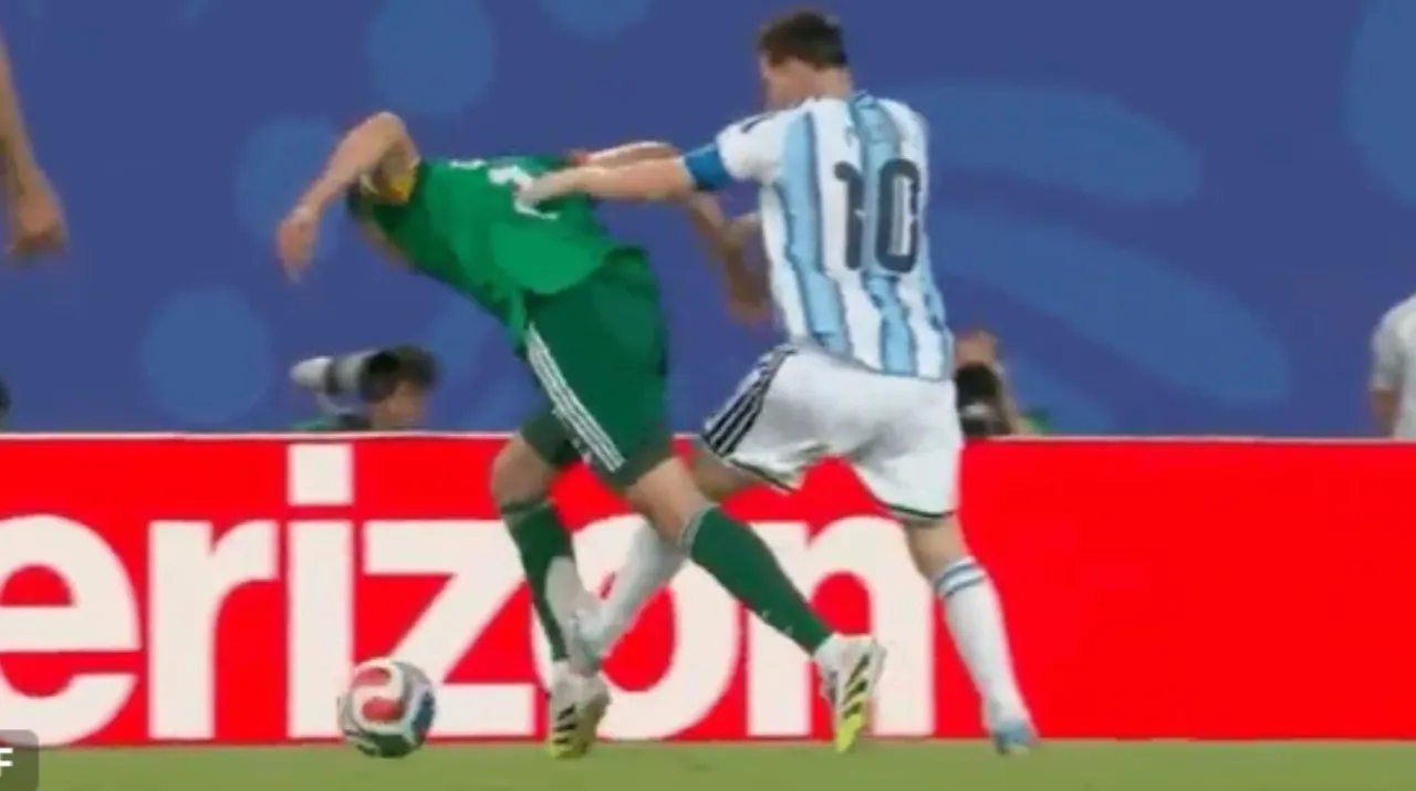 La patada de Messi en Argentina vs. Argelia en el Mundial. (Foto: X)