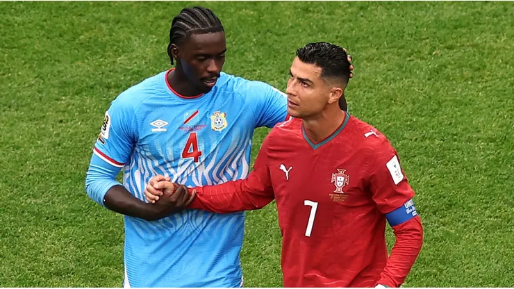 Axel Tuanzebe y Cristiano Ronaldo.