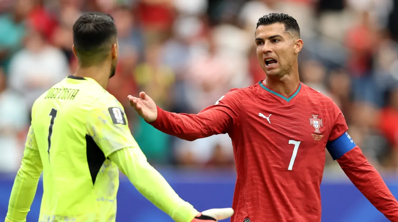 Diogo Costa y Cristiano Ronaldo. (Foto: Getty Images)