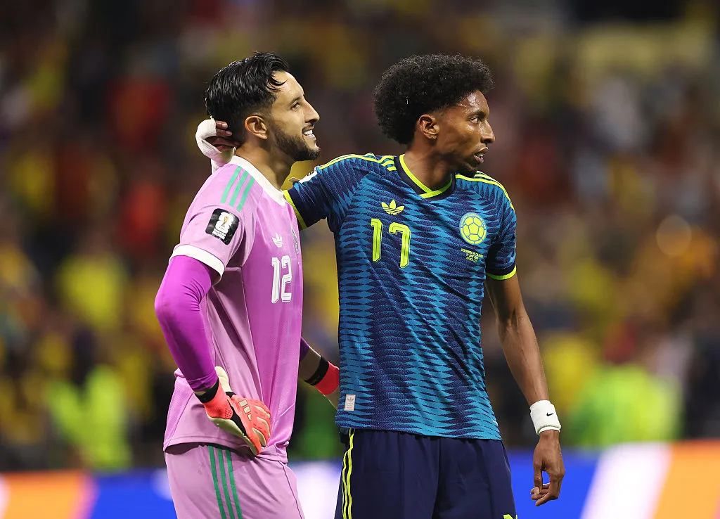 Camilo Vargas es consolado por Johan Mujica tras el error en el 1-1 de Uzbekistán (Getty Images)