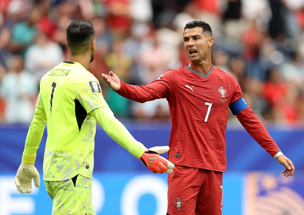 Cristiano Ronaldo encaró su compañero Diogo Costa tras la igualdad de RD Congo (Getty Images).