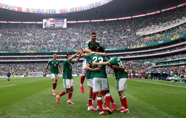 El rosa predominante en los botines de la Selección de México (Getty)