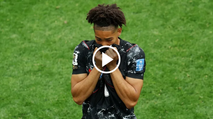Nathan Saliba le hizo este homenaje a Koné que se lesionó de gravedad