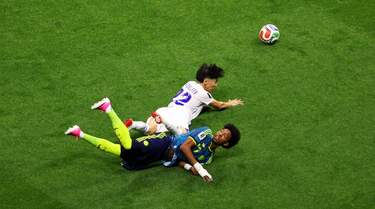 La falta de amarilla de Mojica en Colombia vs. Uzbekistán. (Foto: Getty Images)