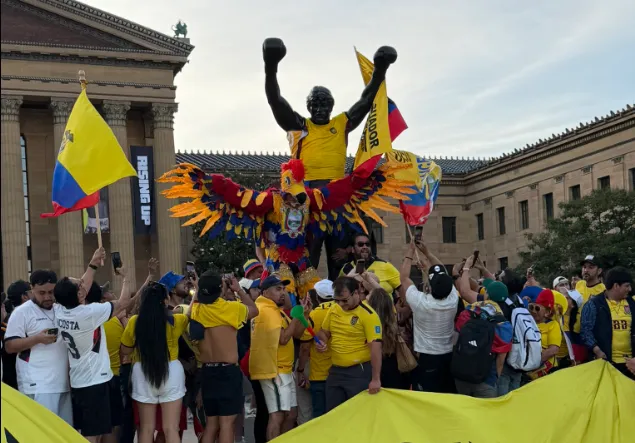La maldición de la camiseta en la estatua de Rocky la sufrió Ecuador (@AndresPonce28).