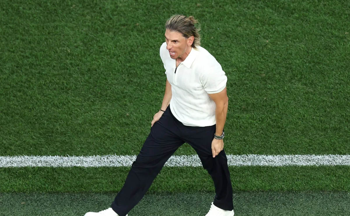 زلزال في منتخب الإكوادور: بيكاسيسي يقترب من الرحيل وأسماء مفاجئة مرشحة لخلافته بعد نكسة المونديال