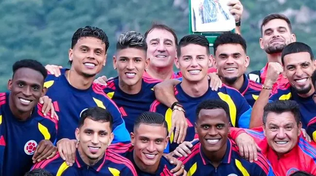 James Rodríguez entre sus compañeros. (Foto: X / @FCFSeleccionCol)
