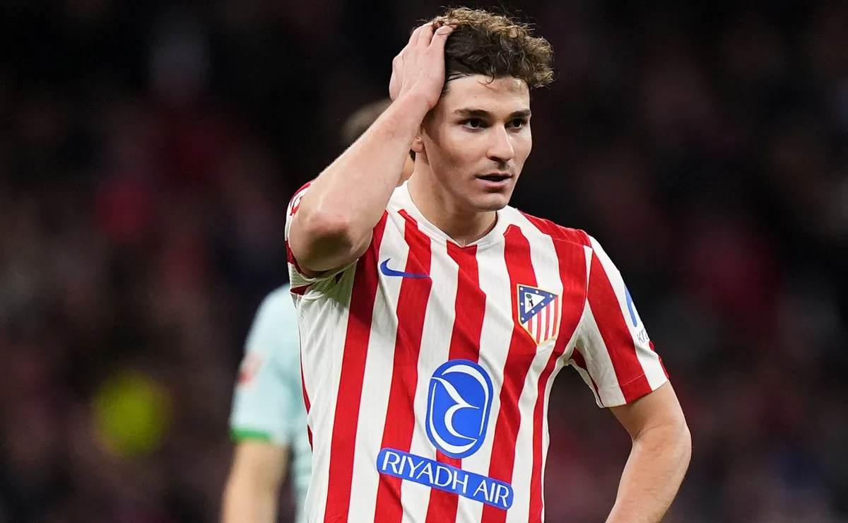 تمرد جوليان ألفاريز يشعل حرباً بين أتلتيكو مدريد وبرشلونة.. فهل ينتقل إلى ريال مدريد؟