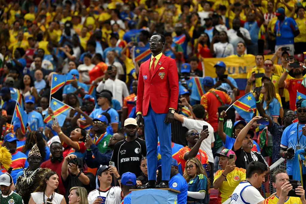 El aficionado de la RD del Congo, Michel Nkuka Mboladinga, conocido como Lumumba Vea, hace de las suyas en las tribunas del Estadio de Guadajalara. (Foto de David Ramos/Getty Images).