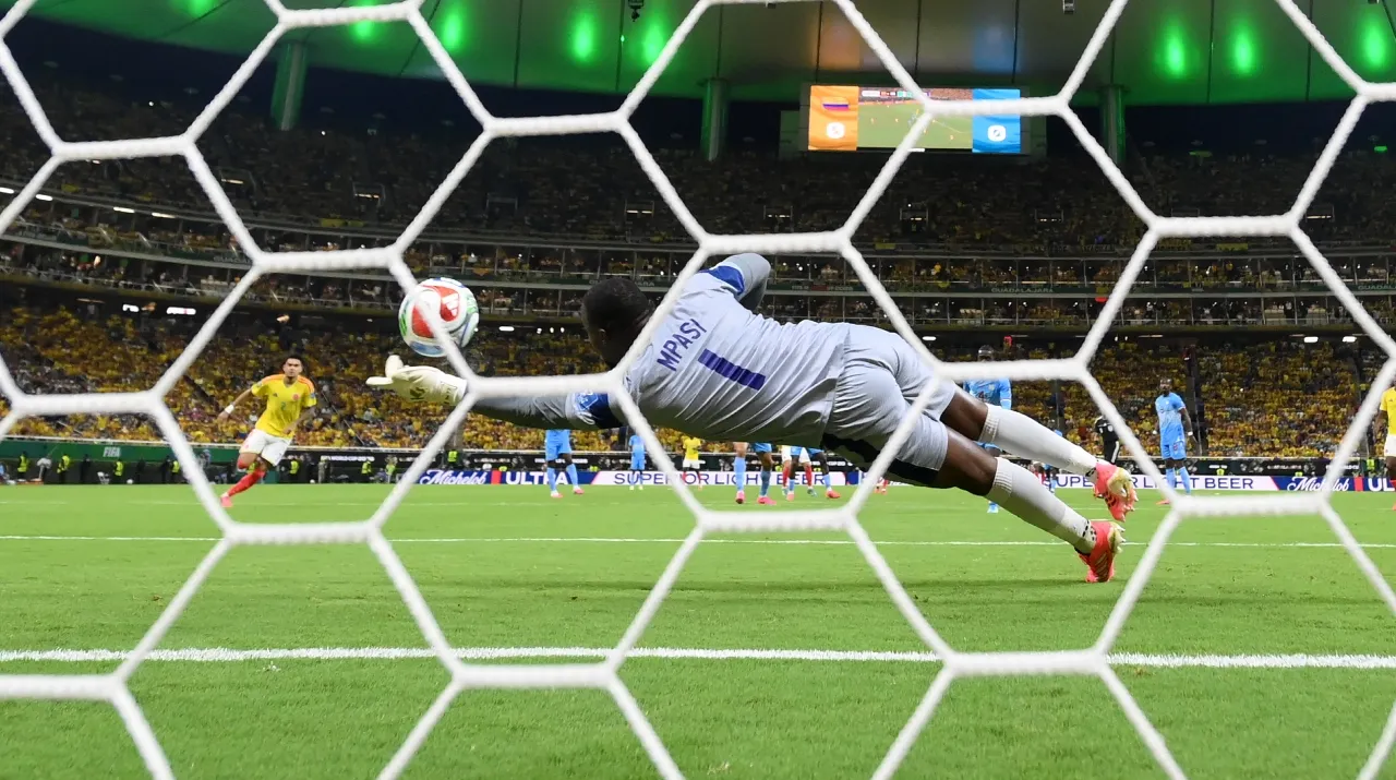 Tapada de Lionel Mpasi-Nzau vs. Colombia. (Foto: Getty Images)