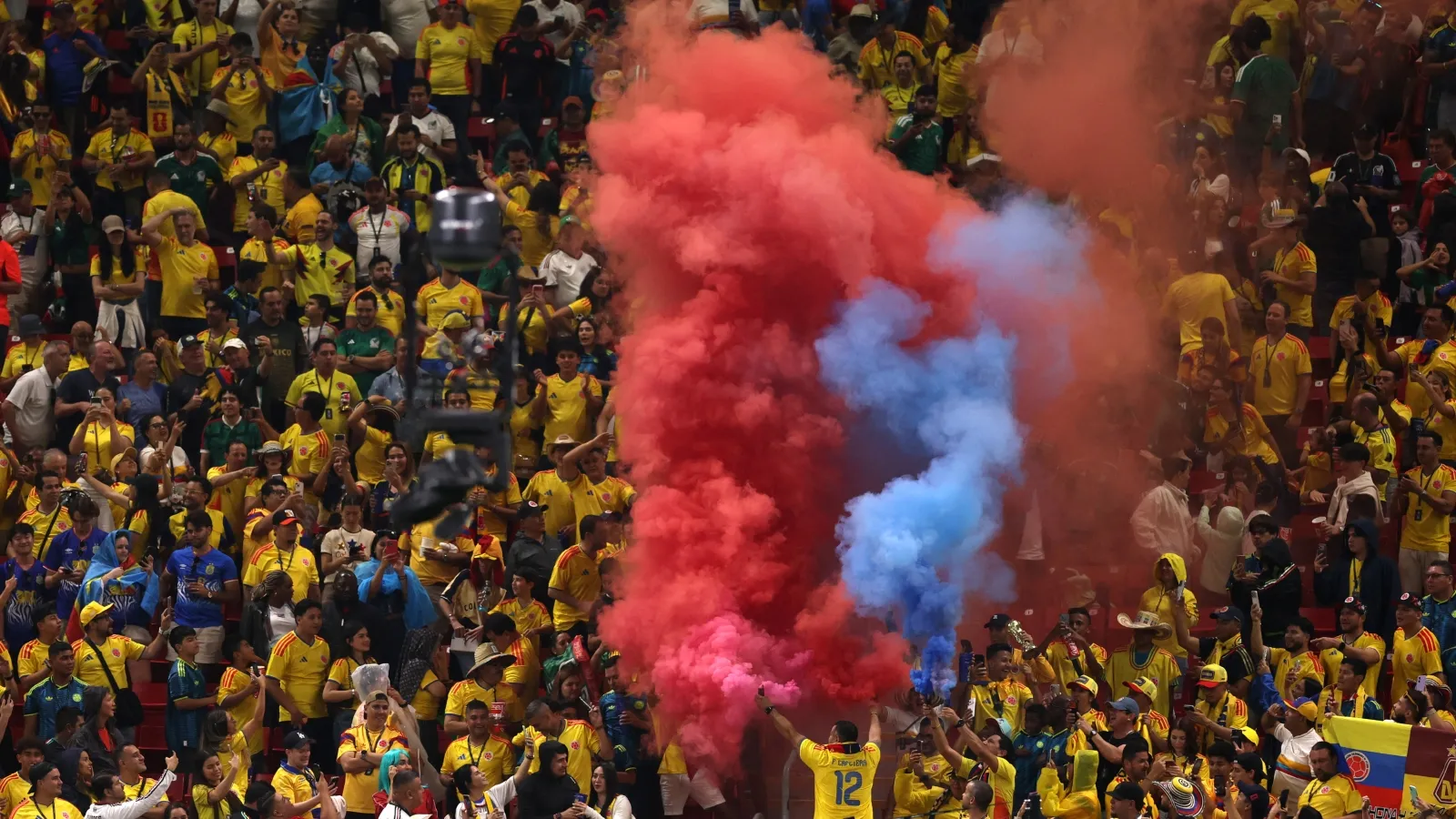 La afición de Colombia espera por el camino de sus jugadores desde 16 avos: GETTY