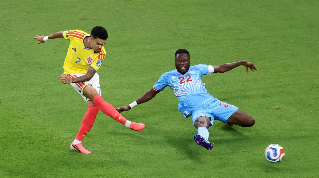 Luis Díaz y Chancel Mbemba. (Foto: Getty Images)