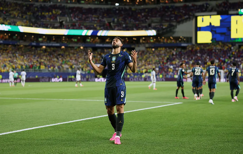 En Brasil deberán rezarle a todos los santos para que los extraterrestes no se lleven a Neymar y Vini (Getty Images)