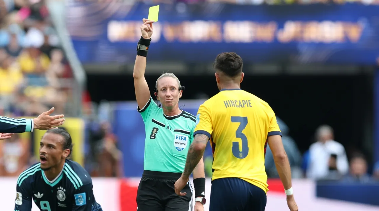 Piero Hincapié fue amonestado vs Alemania. (Foto: Getty Images)