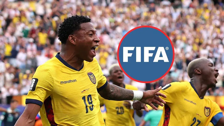 Gonzalo Plata y el logo de la FIFA.