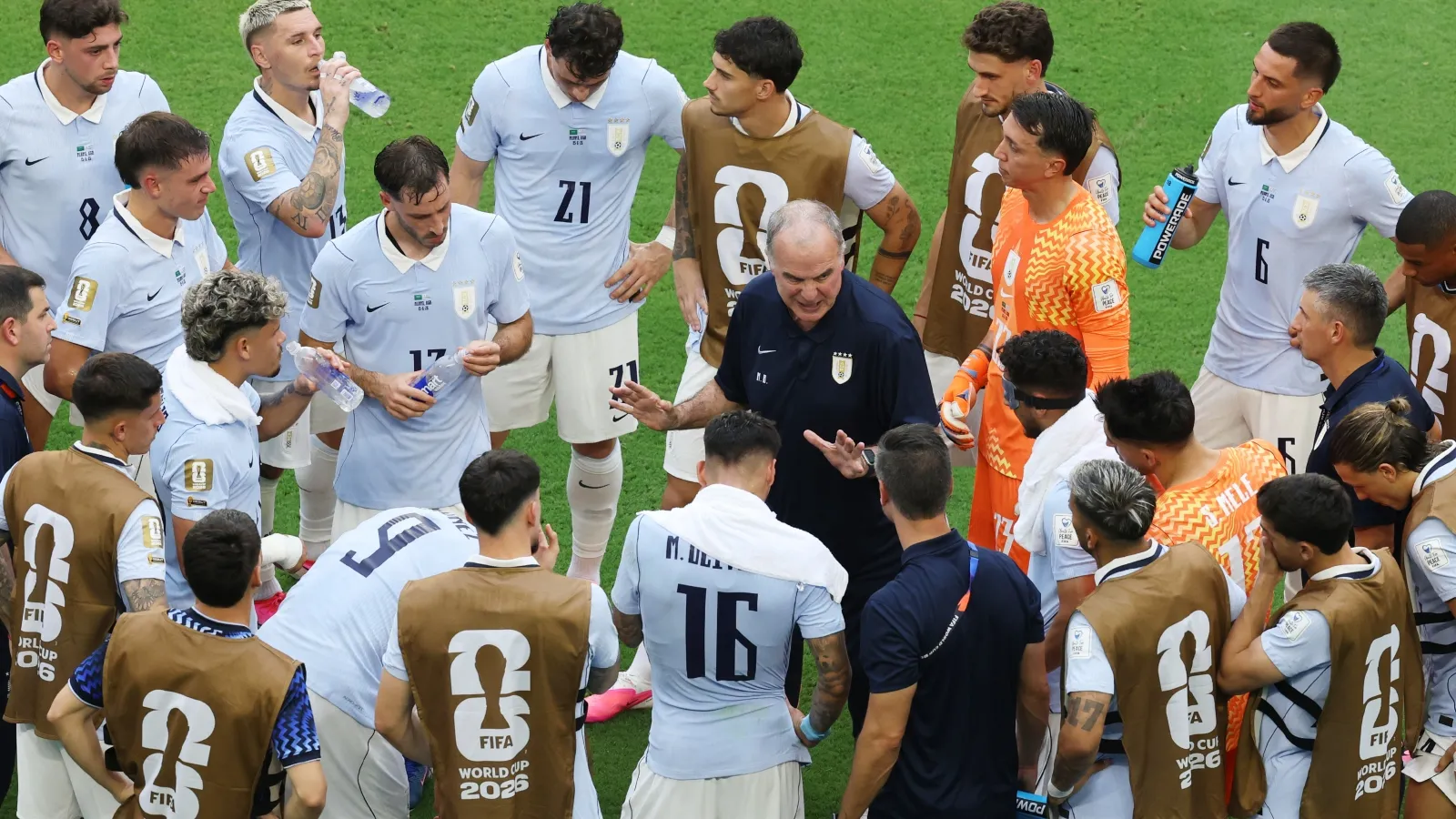 Bielsa y sus jugadores, con miradas distintas de cara al choque con España: GETTY