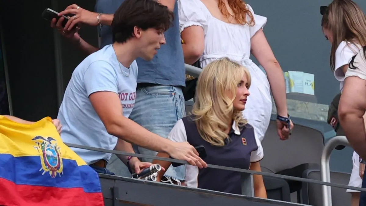 Sabrina Carpenter en el Ecuador vs. Alemania.