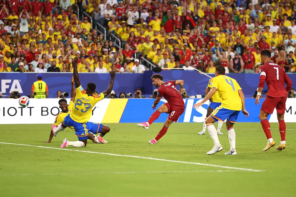 Bruno Fernandes y la gran ocasión que contuvo Camilo Vargas en el arco de Colombia (Getty Images).