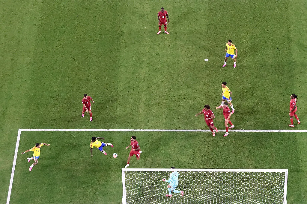 El momento en que Dávinson Sánchez anotaba de cabeza para Colombia ante Portugal (Getty Images).