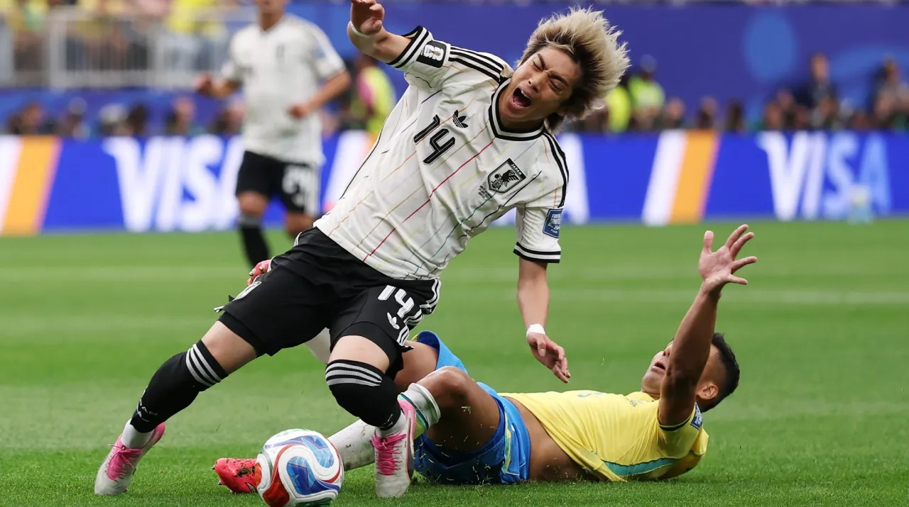 Junya Ito y Casemiro en Japón vs. Brasil. (Foto: Getty Images)