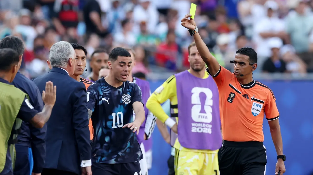 La amonestación a Gustavo Alfaro en el Mundial 2026. (Foto: Getty Images)