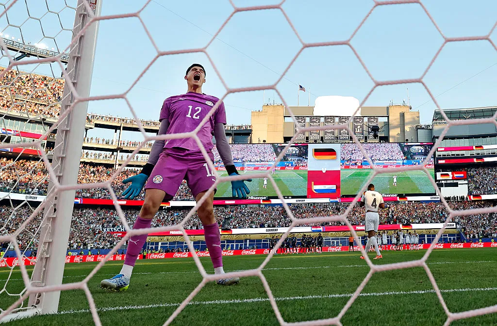 Orlando Gill celebra tras contener dos penales en la tanda ante Alemania (Photo by Michael Reaves/Getty Images).
