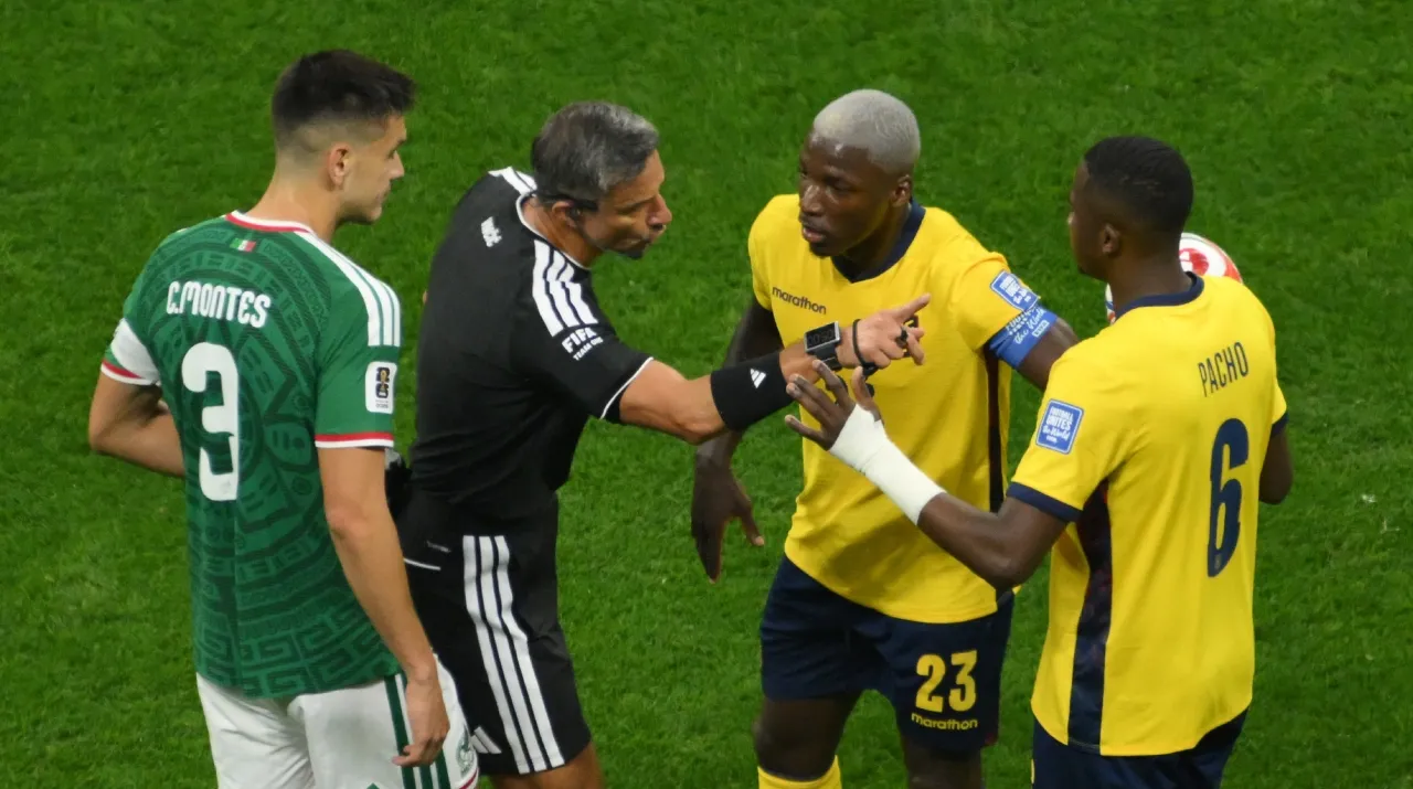 Moisés Caicedo fue amonestado vs. México. (Foto:Getty Images)