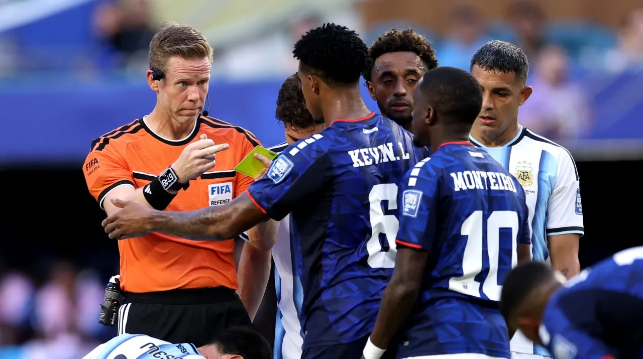 Drew Fischer fue el árbitro de Argentina vs. Cabo Verde. (Foto: Getty Images)