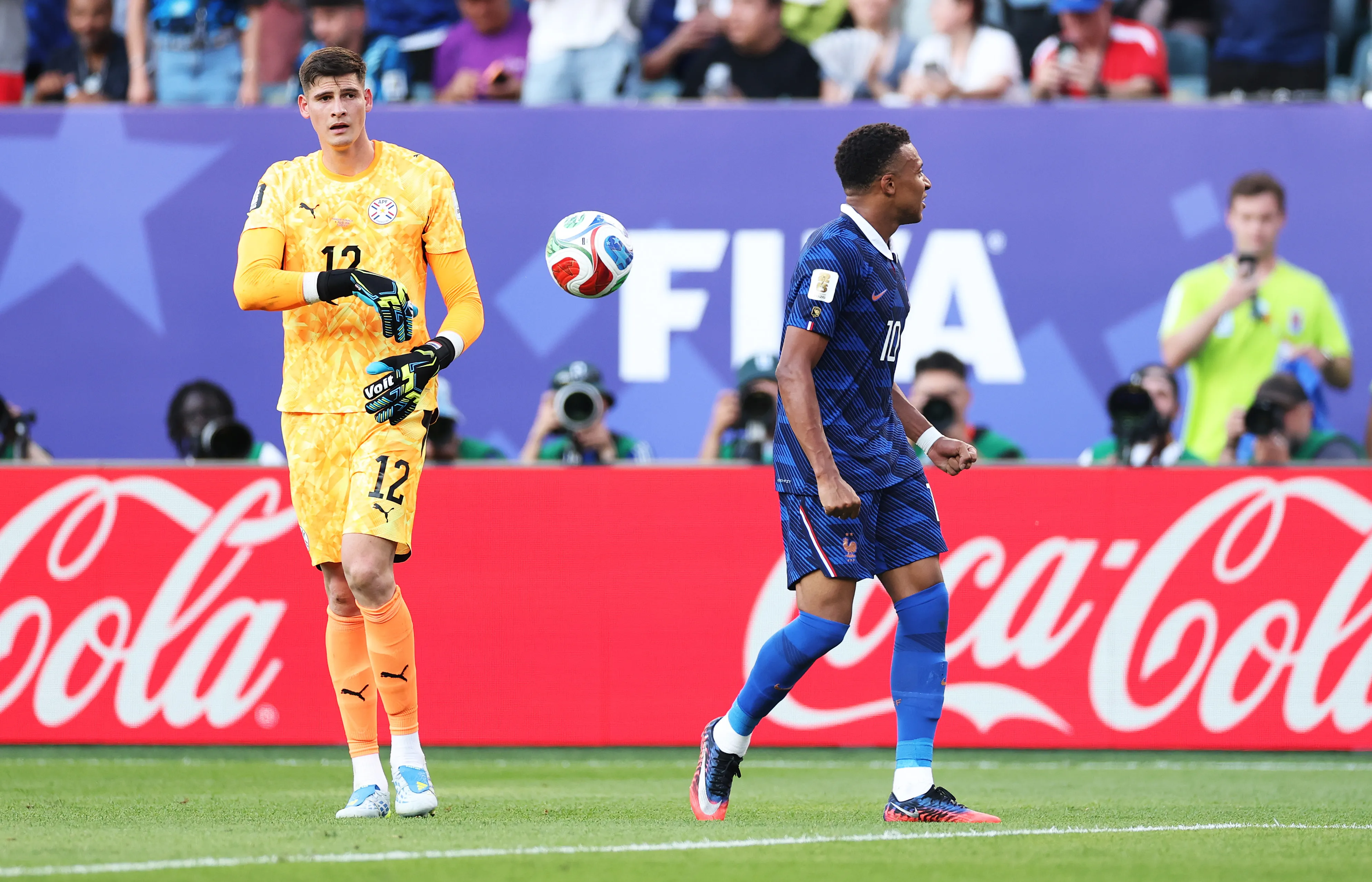 Mbappé ignoró al arquero de Paraguay.