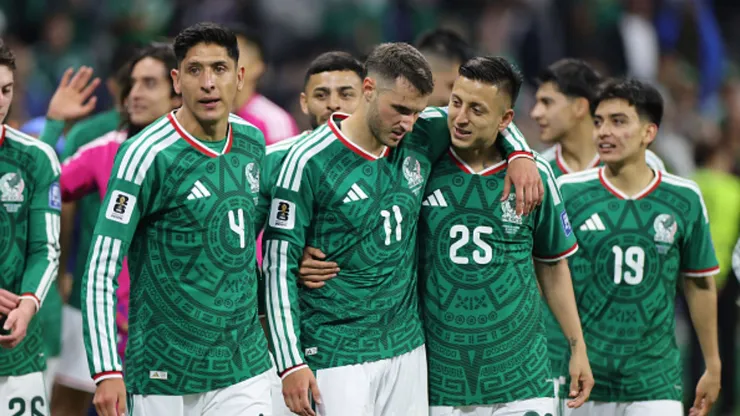 Jugadores de México abrazados.