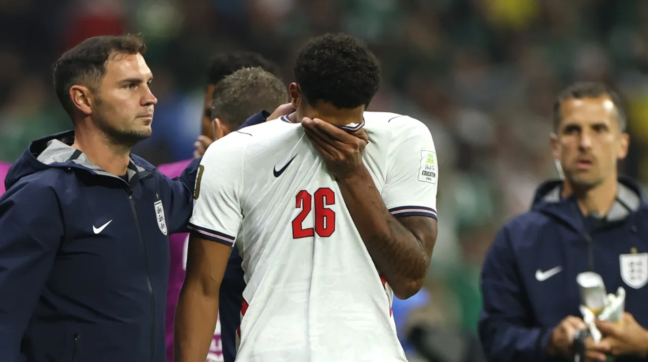 Jarell Quansah fue expulsado contra México. (Foto: Getty Images)