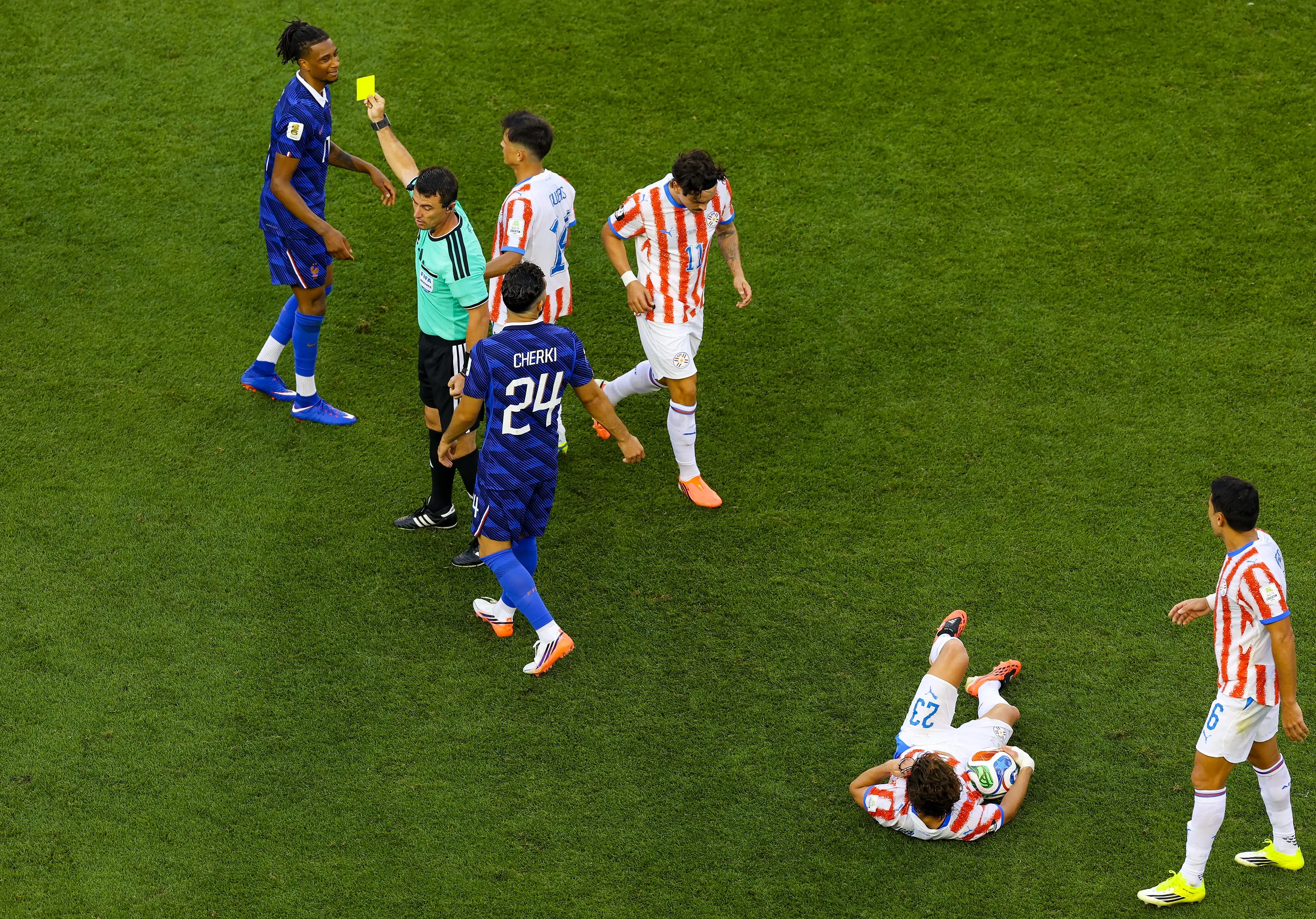 Olise fue amonestado pero podrían borrarle la amarilla (Getty)