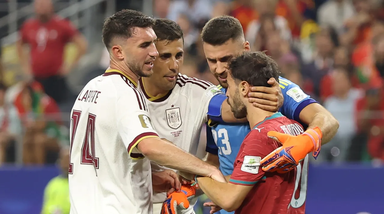 Bernardo Silva (der.) fue amonestado ante España. (Foto: Getty Images)